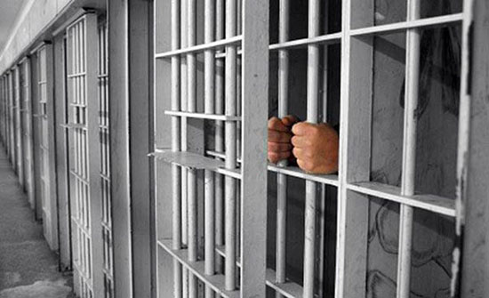 سجن صاحب محل قام بتقبيل طفلة سجن صاحب محل قام بتقبيل طفلة