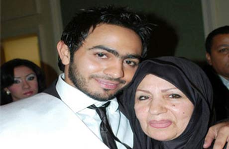 والدة تامر حسني تشاركه مسلسله الجديد 
