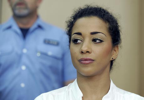 وقائع محاكمة ناديا بن عيسى التي تعمدت نقل الايدز للرجال ( شاهدوا الصور )