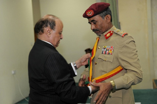 الحوثيون يختفطون وزير الدفاع ومسؤول عسكري بارز من " لحج "