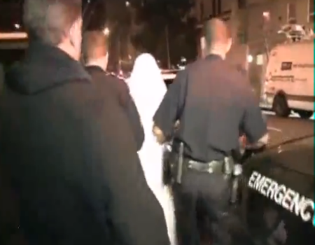 بالفيدو: اعتقال مشتبه فيه بقتل شخص وتقطيعه ووضعه في حقيبة وإلقائه بالنفايات بالفيدو: اعتقال مشتبه فيه بقتل شخص وتقطيعه ووضعه في حقيبة وإلقائه بالنفايات