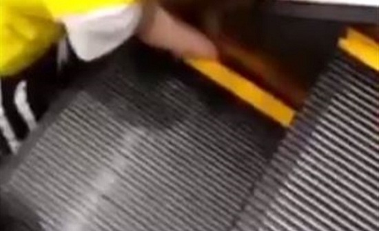 احذر.. السلم الكهربائي يقطع أيدي الأطفال في لحظات