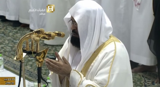 بالفيديو : السديس صوت لم يغب عن ختم القرآن منذ 32 عاماً في الحرم بالفيديو : السديس صوت لم يغب عن ختم القرآن منذ 32 عاماً في الحرم