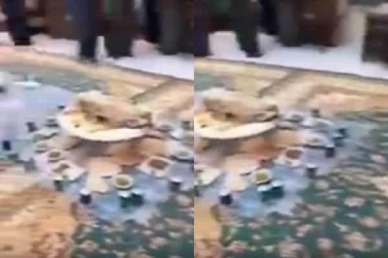 بالفيديو.. وليمة طعام تستفز طبيب قلب سعودي كبير بالفيديو.. وليمة طعام تستفز طبيب قلب سعودي كبير