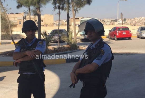 انقطاع الكهرباء يعيق الاقتراع بمناطق في الزرقاء انقطاع الكهرباء يعيق الاقتراع بمناطق في الزرقاء