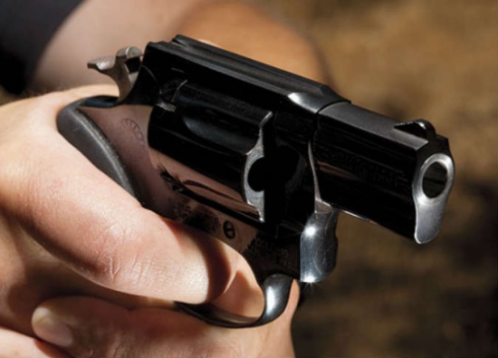 ستيني يقتل "نسيبه"رميا بالرصاص في البادية الشمالية