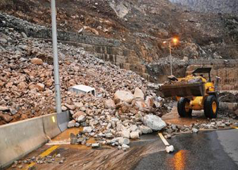 إنهيار صخري على طريق عمان - جرش يقطع حركة المرور