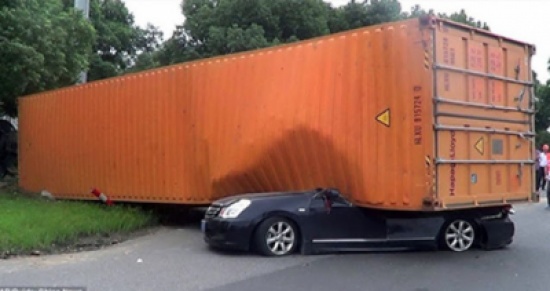 صور| حاوية تسقط على سيارة فيها سيدة وعند رفعها صعقوا بما وجدوه!