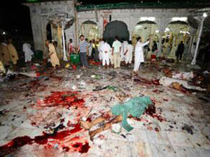 انتحاري يفجر نفسه داخل مسجد ويقتل 20 شخصا على الأقل في باكستان