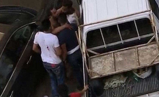 فيديو| من أجل الفوز بقلوب 3 فتيات .. شجار عنيف بالأسلحة البيضاء بين 5 شبان كويتيين!