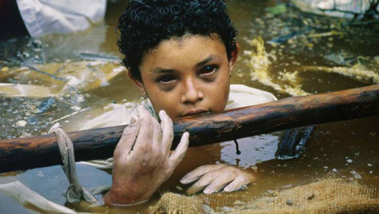 صور| الإنسانية تلفظ نفسها الأخير..15 صورة مؤلمة وهزت العالم!!