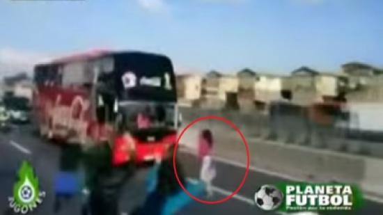 حافلة المنتخب التشيلي كادت تصدم مشجعة "مجنونة"