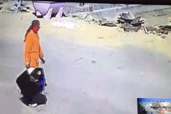 شاهد.. كاميرا مراقبة ترصد تصرف غريب من عامل نظافة.. ومطالب بمحاسبته