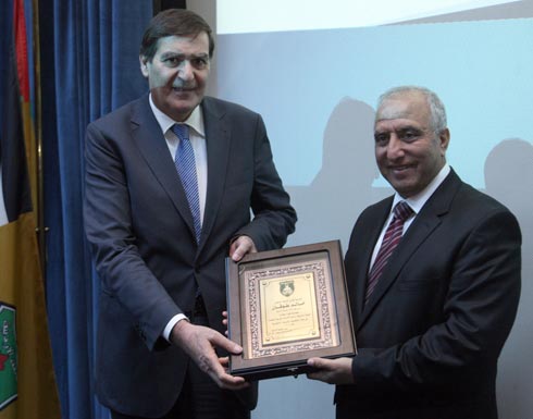 الجامعة الأردنية تكرم طوقان بفوزه بجائزة خليفة التربوية