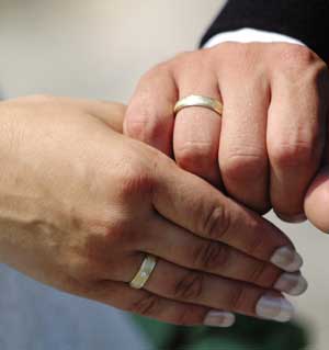 عالم: تزايد بحث النساء الكبيرات عن عشاق شبان "خرافة"