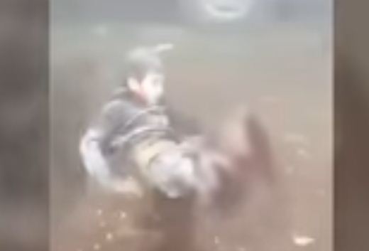 شاهد.. بابا شيلني.. صرخة طفل سوري فقد ساقيه تبكي العالم