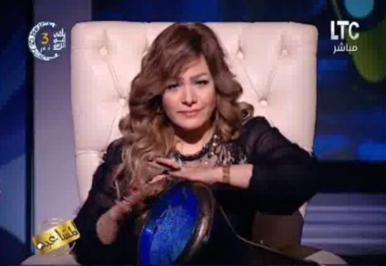 بالفيديو: مذيعة مصرية ترد على منتقديها بطريقة غريبة وصادمة على الهواء!