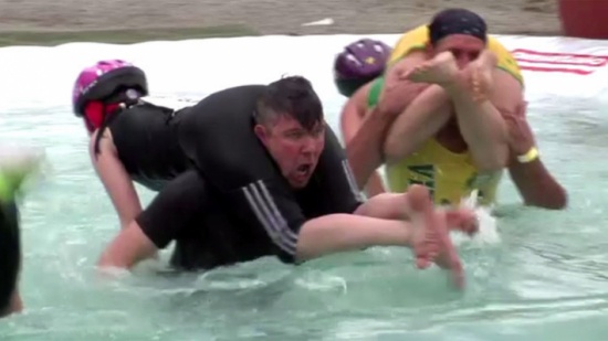 الزوجات يتخطين الحواجز على ظهور بعولهن