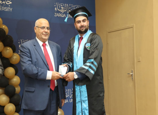 خريجوا كلية الصيدلة في جامعة الزرقاء يؤدون قسم المهنة خريجوا كلية الصيدلة في جامعة الزرقاء يؤدون قسم المهنة