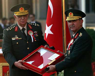 كوشانير يتسلم قيادة الجيش التركي 