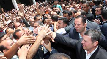 الملك بين مصلي الجمعة..شاهدوا الصور