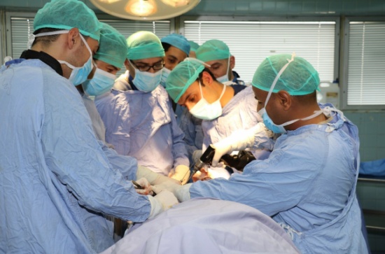 إطالة تجميلية بمدينة الحسين الطبية لمريض يعاني قصر القامة