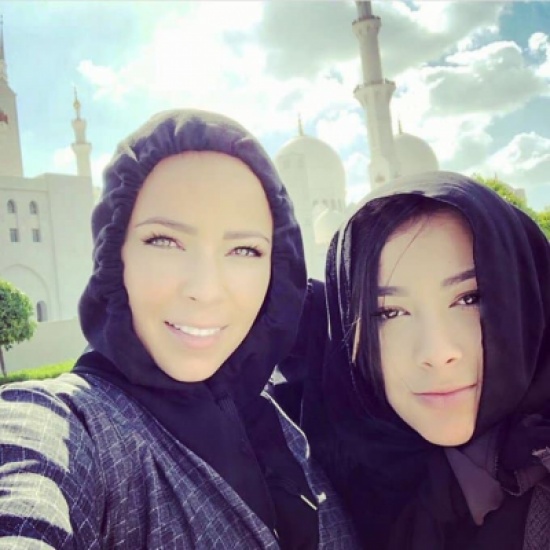 بالصور: زوجات لاعبي ريال مدريد في مسجد الشيخ زايد بالصور: زوجات لاعبي ريال مدريد في مسجد الشيخ زايد