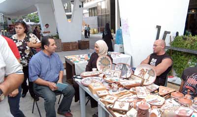 الزواهرة تجمع بين نجاحين في منزلها وصناعة الخزف