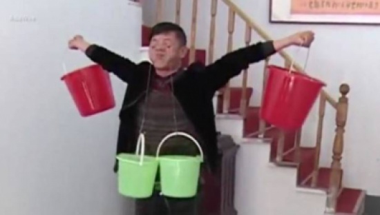 رجلٌ يرفع 10 كيلوغرامات بجفنيه!