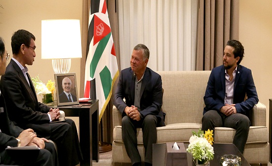 الملك يلتقي وزير الخارجية الياباني على هامش اجتماعات العقبة الملك يلتقي وزير الخارجية الياباني على هامش اجتماعات العقبة