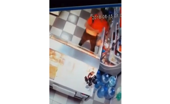 بالفيديو : شاب يسرق محلا تجاريا على طريقة "مايكل جاكسون"