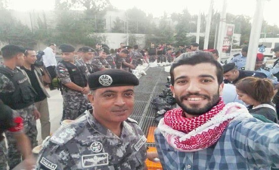 قوات الدرك تتناول الإفطار مع المحتجين على الدوار الرابع قوات الدرك تتناول الإفطار مع المحتجين على الدوار الرابع