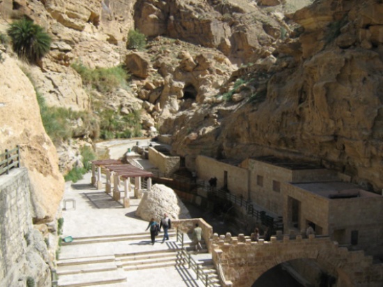 العثور على سائحين ضلا طريقهما في عفرا العثور على سائحين ضلا طريقهما في عفرا
