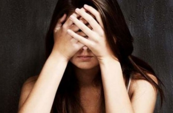 طفلة عمرها 13 عاماً تجمع بين زوجين