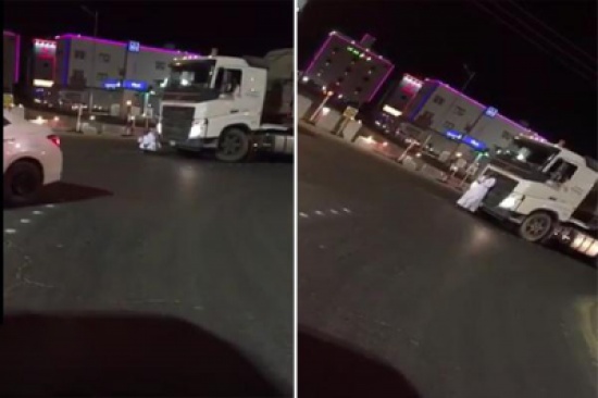 شاهد..  يعترض شاحنة بجسده وسائق يحذره بعدم الاعتراض وإلا سيدهسه