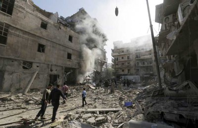 طائرات الأسد تقصف إدلب بقنابل فراغية تحتوي على غاز الكلور