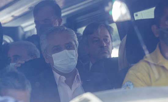 رئيس الأرجنتين يتعرض لهجوم أثناء جولة في منطقة ضربتها حرائق غابات