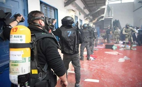 توتر يسود سجون الاحتلال عقب الاعتداء على أسرى فلسطينيين