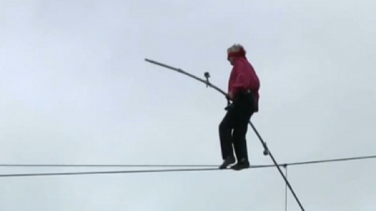 بالفيديو .. يجتاز نهر السين على حبل مغمض العينين ودون وسائل حماية