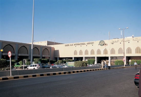 تحويل مهربين للمدعي العام بعد ضبطهما في مطار الملكة علياء تحويل مهربين للمدعي العام بعد ضبطهما في مطار الملكة علياء