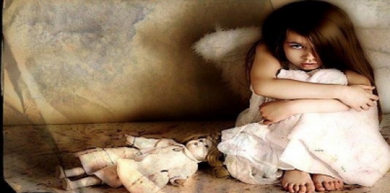 في قصة مروعة.. طفلة تعيش في خزانة لا تخرج منها إلا ليغتصبها والداها