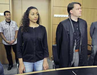 السجن لسنتين بحق المغنية التي نقلت الايدز للرجال