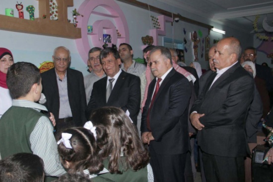 العين عزايزة يفتتح المعرض السنوي لمدرسة الفاروق في مخيم اربد العين عزايزة يفتتح المعرض السنوي لمدرسة الفاروق في مخيم اربد
