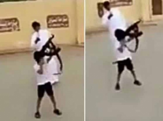 بالفيديو.. طفل يعبث بسلاح رشاش وسط تشجيع الشباب