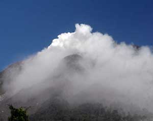 بركان سينابونغ يجلي آلاف الإندونيسيين 