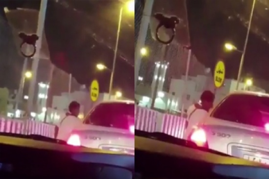 بالفيديو: طفل متسول يطلب من عائلة الصدقة بالقوة ويهدد بكسر نافذة السيارة بالفيديو: طفل متسول يطلب من عائلة الصدقة بالقوة ويهدد بكسر نافذة السيارة