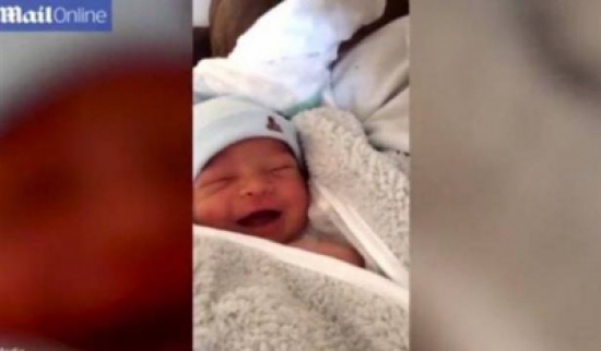 فيديو طريف.. رضيع بعمر 6 أيام يخدع خالته ويوهمها بنومه