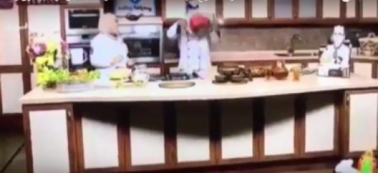 فيديو | الشيف يواجه موقفا محرجا عند قلبه طبق المقلوبة!