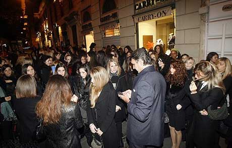 القذافي وحسناوات إيطاليات يحملن القرآن الكريم " شاهدوا الصور "