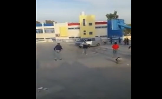 بالفيديو.."تفحيط" باص داخل مدرسة يحطم اطراف طفل في اربد بالفيديو.."تفحيط" باص داخل مدرسة يحطم اطراف طفل في اربد
